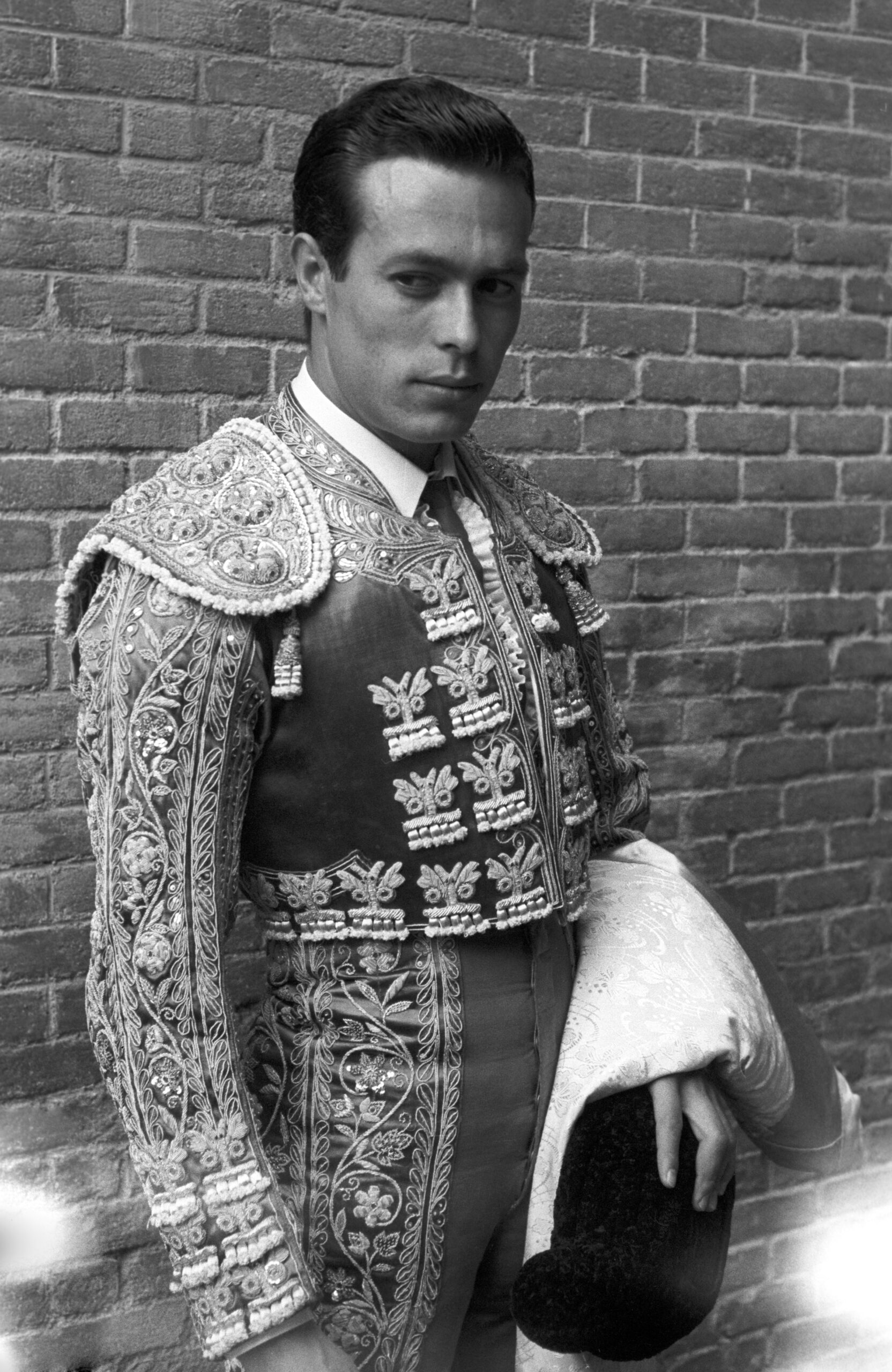 Curro Romero joven, vestido de luces, en blanco y negro
