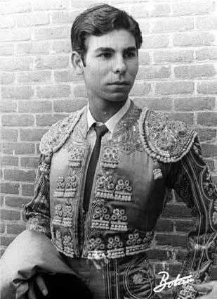 Rafael de Paula joven vestido de luces